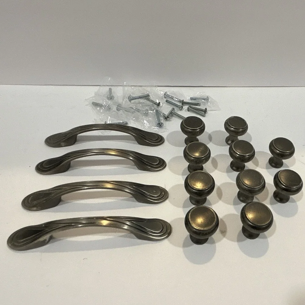 4 Cabinet Pulls and 10 Knobs